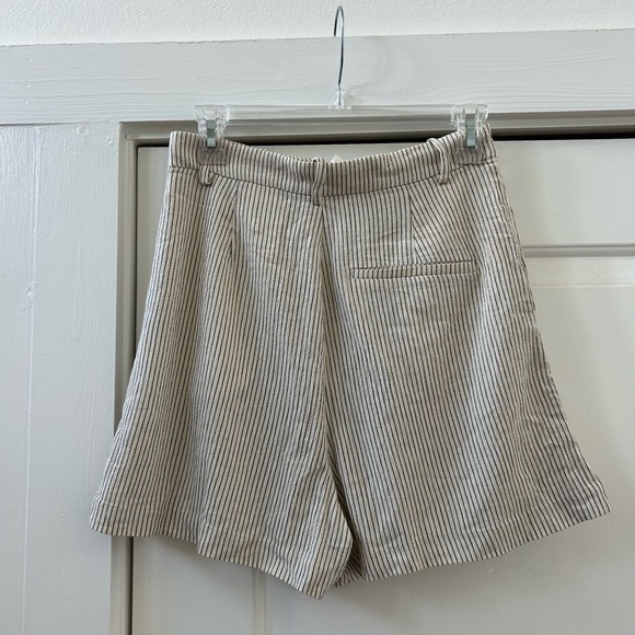 H&M High Waisted Pin Stripe Shorts, Lenin Feel - Size 6 - Picture 4 of 7